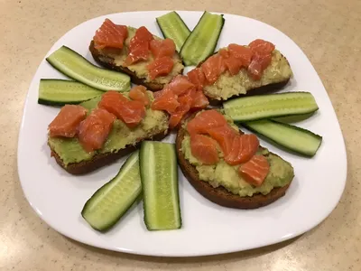 Бутерброды с авокадо 🥑 и красной рыбой - рецепт автора Юлия Бурмистрова