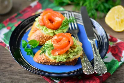 Бутерброды с творожным сыром, авокадо и сёмгой рецепт с фото пошагово -  PhotoRecept.ru