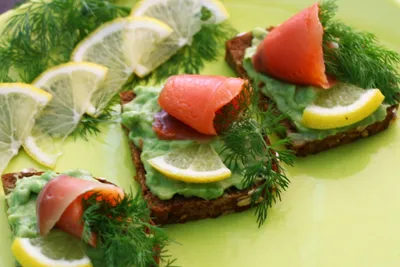 Тосты с авокадо и икрой, пошаговый рецепт с фотографиями – Авторская кухня:  Сэндвичи. «Еда»