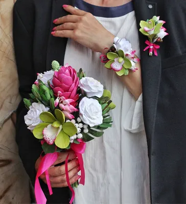 Букет невесты и бутоньерка для жениха \"Эхо друг друга\" © Цветы60.рф