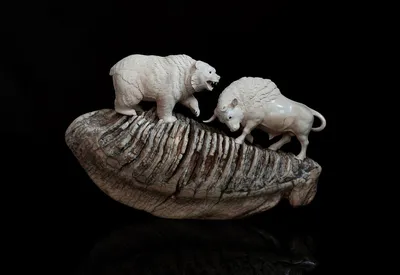 Бык и медведь | Скульптура из бивня мамонта