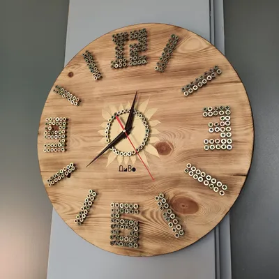 часы из массива дерева