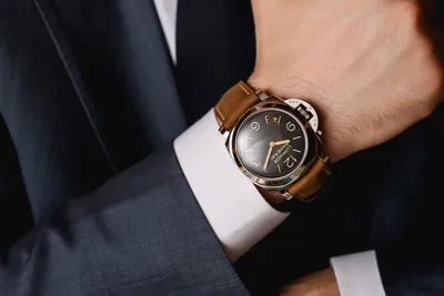 Почему принято считать, что по этикету мужчинам следует носить наручные часы  на левой руке? | C A E S A R | Дзен