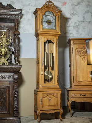 Старинные, напольные часы из дерева дуба