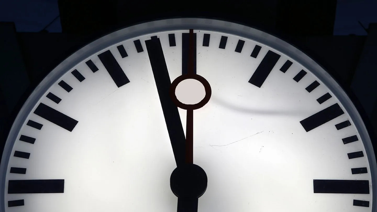 23 часа 27. Часы Судного дня. Часы до конца света. Часы Судного дня картинки. Часы без 1 минуты полночь.