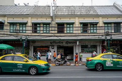 RATCHA-BURI THAILAND-FEB 19: Неопознанный Магазин Украшает Интерьер  Магазина Многими Часами 19 Февраля 2010 Года В Суан-Пхуэн В Ратча-бури В  Таиланде. Фотография, картинки, изображения и сток-фотография без роялти.  Image 75772276