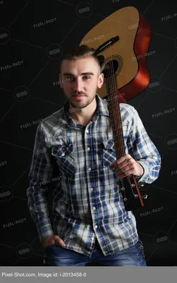 Молодой человек с гитарой в студии Стоковое Изображение - изображение  насчитывающей беспечально, играть: 104185757