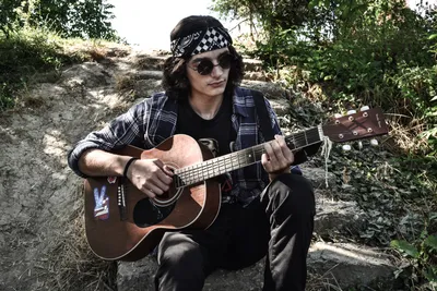 Молодой человек с гитарой на темном фоне :: Стоковая фотография ::  Pixel-Shot Studio