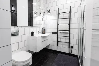 чёрно-белая ванная комната с душем Стоковое Фото - изображение  насчитывающей дверь, дом: 220681696