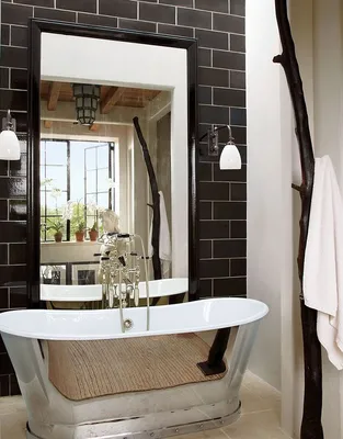 Несколько дизайн-проектов черно-белых ванных комнат.