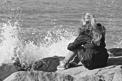 картинки : море, воды, камень, человек, черное и белое, девушка, волна,  Сидящий, отдых, Черный, монохромный, черно-белый, наслаждаться, Монохромная  фотография, Человеческие позиции 5184x3456 - - 751930 - красивые картинки -  PxHere