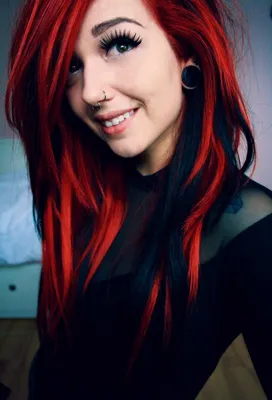 Сочные черные и красные волосы изолированные на белой предпосылке Стоковое  Фото - изображение насчитывающей покрашено, парикмахер: 137177496
