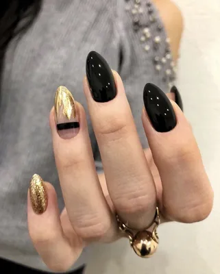 Маникюр черное/золото | Short fake nails, Black acrylic nails, Glue on nails