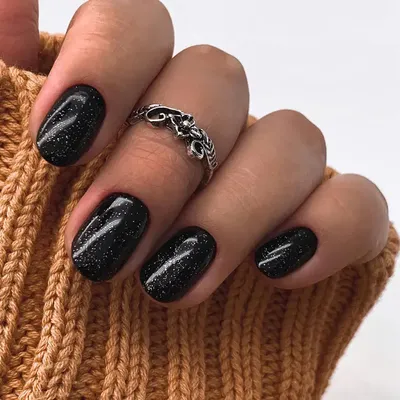 Матовые черные ногти с золотыми блестками ✓Лучший способ оживить матовые  ногти — добавить золотые блестки в дизайн. ✓Дело в том, что… | Instagram