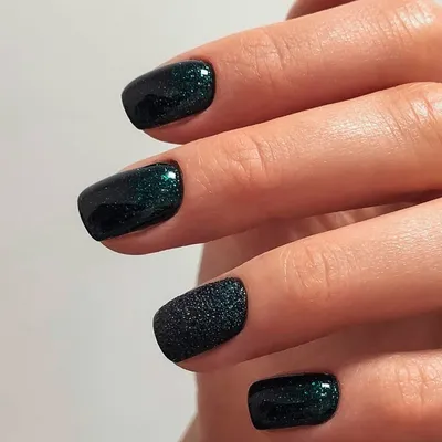 Черный дизайн ногтей с блестками на двух пальцах - фото стильного дизайна  ногтей