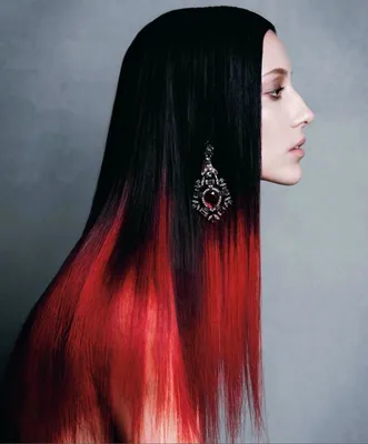 Красные пряди на темных волосах каре - 68 фото