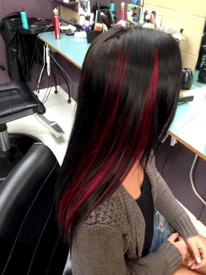 Красная прядь на темных волосах (38 лучших фото)