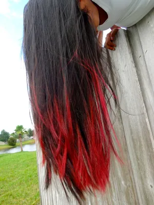 Черные волосы с красными прядями - 76 фото