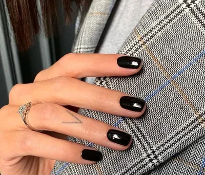 Маникюр в черном цвете на короткие ногти.