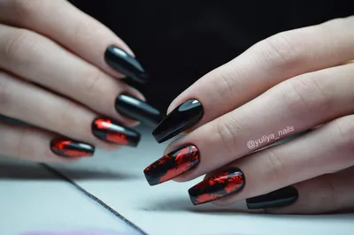 Черный маникюр с рисунком и стразами - 20Nails