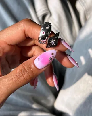 Черный маникюр с рисунком и стразами - 20Nails