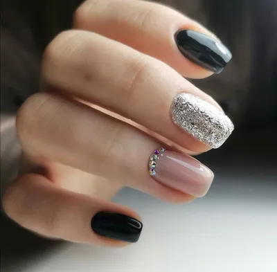 Nail Like : Маникюр со стразами и глиттерным лаков.