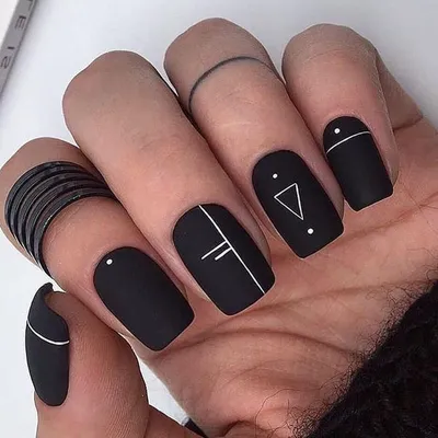 Черный матовый маникюр с простой геометрией | Black shellac nails, Shellac  nails, Nail art manicure