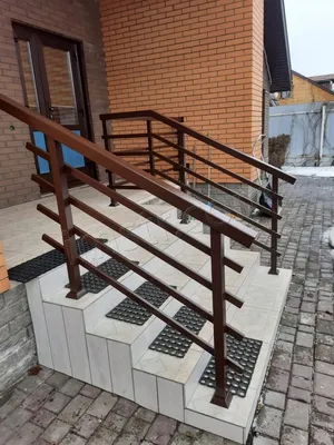 Деревянная лестница с металлическими перилами | Градиус