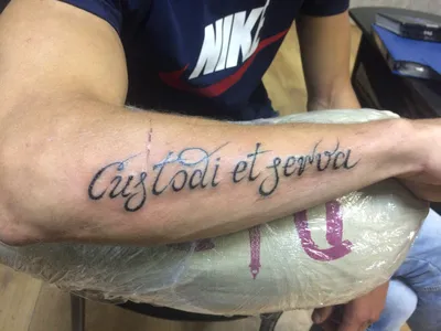 Татуировка-надпись «Спаси и сохрани» на латинском – Татуировки | Тату-салон  на Колхозке
