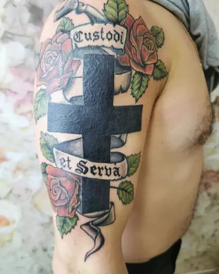 Тату надпись на спине парня Custodi et serva – спаси и сохрани на латыни -  street tattoo № 07 – 24.06.2020 – tatufoto.com 4 - tatufoto.com