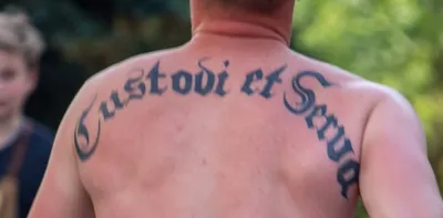 Тату надпись на спине парня Custodi et serva – спаси и сохрани на латыни -  street tattoo № 07 – 24.06.2020 – tatufoto.com 3 - tatufoto.com