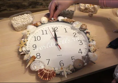 Как украсить настенные часы к Новому году своими руками: пошаговый  мастер-класс с видео-инструкциями | Настенные часы, Новогодние поделки своими  руками, Украшения