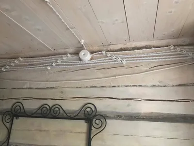 Ретро-проводка в деревянном доме из бруса