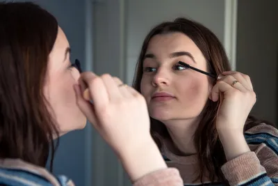 женщина в возрасте смотрит в зеркало, прежде чем делать макияж Стоковое  Изображение - изображение насчитывающей внимательность, смотреть: 231338553