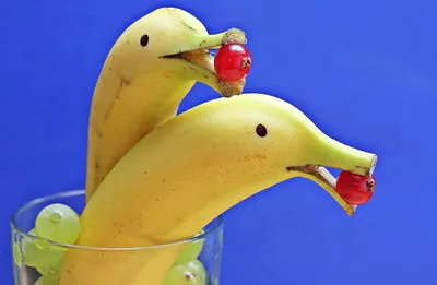 ПОДЕЛКИ ИЗ ФРУКТОВ на праздничный стол. 😃😍 Симпатичный дельфин 🐬 из  банана 🍌 | ВКонтакте