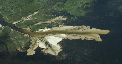 Удивительная дельта реки, спускающаяся с заснеженных гор в Гленорчи, Новая  Зеландия. Широкая антенна d, Стоковое видео - Envato Elements