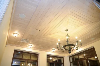 Потолок в деревянном доме: варианты отделки