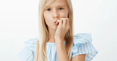 Почему ребенок кусает губы? | Психология и советы