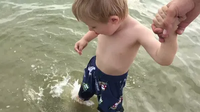 Когда и как научить ребенка плавать?