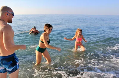 Дети купаются в море на пляже в Бибионе, Италия Стоковое Фото - изображение  насчитывающей туризм, праздник: 165005648