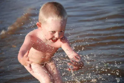 дети купаются в море летом стоковое фото. изображение насчитывающей  радостно - 218387960