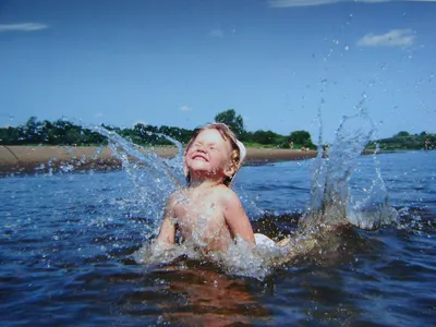 ребенок в бассейне. дети в бассейне дети плавают и играют в воде счастье  дети и Стоковое Фото - изображение насчитывающей праздники, счастье:  223878194