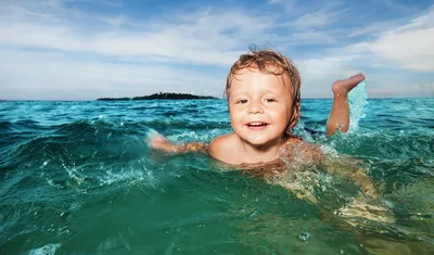 мероприятия дети на бассейн дети плавание и игра в воде счастье дети и  летнее время. симпатичный мальчик поплавать Стоковое Фото - изображение  насчитывающей играть, потеха: 224191034