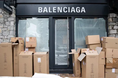 Скандал вокруг Balenciaga: что происходит вокруг скандальной рекламной  кампании с детьми с игрушками в бандажах из БДСМ