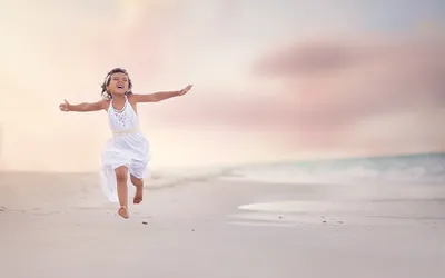 Дети На Пляже — стоковые фотографии и другие картинки Ребёнок - Ребёнок,  Пляж, Потомок - iStock
