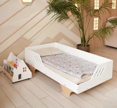 Деревянная напольная детская кровать с бортиком, цвет белый и натуральный