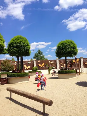 Какие же сейчас красивые детские площадки ,в Европе подобного я не видел,за  исключением Диснейлэнда