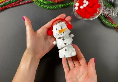 Снеговик из коробки для яиц своими руками | Новогодняя поделка в детский  сад: пошаговая инструкция | DIY-лаборатория для детей | Дзен