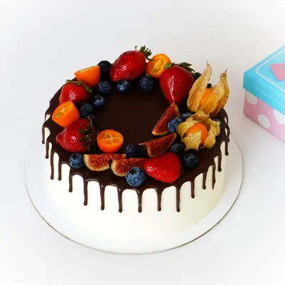 Ягодный торт с короной для принцессы 2501819 стоимостью 5 650 рублей - торты  на заказ ПРЕМИУМ-класса от КП «Алтуфьево»