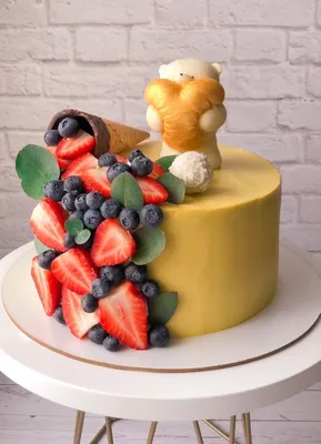 Детский торт с декором из клубникой и голубики | Торт с макарунами, Вкусные  торты, Торт